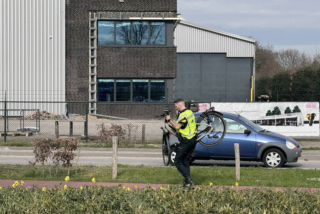 Vrachtwagen rijdt over benen van fietser heen