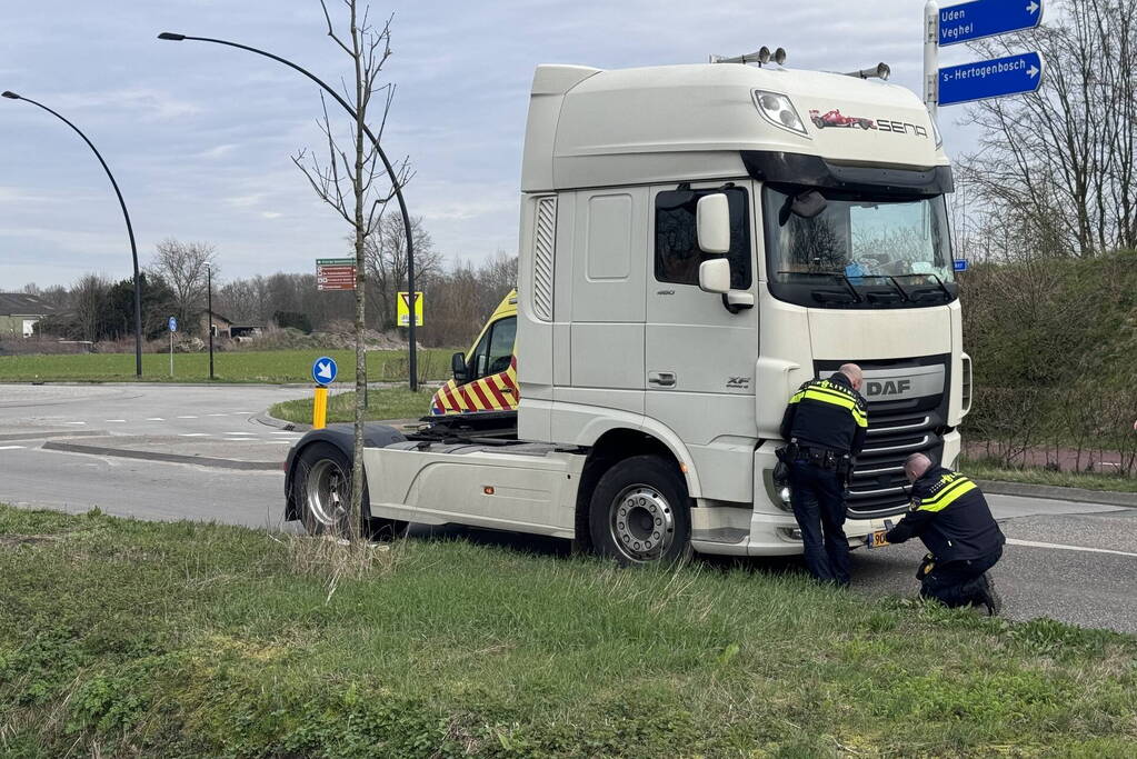 Vrachtwagen rijdt over benen van fietser heen