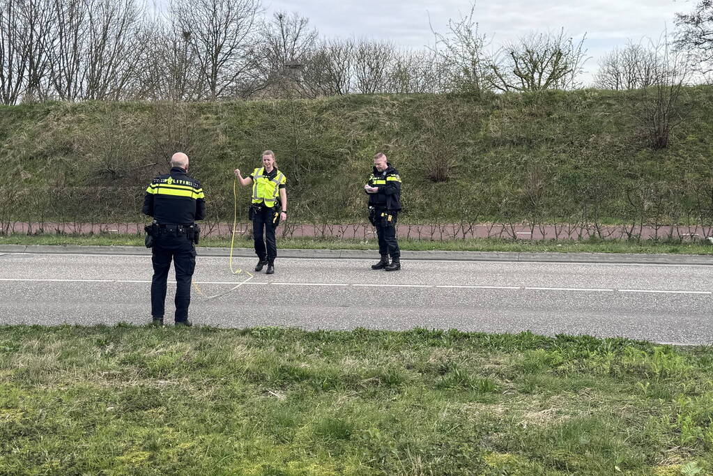 Vrachtwagen rijdt over benen van fietser heen