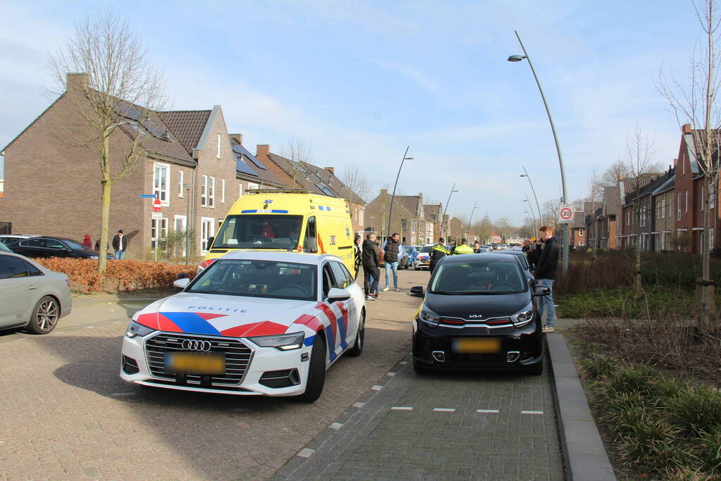 Motorrijder hard ten val in woonwijk