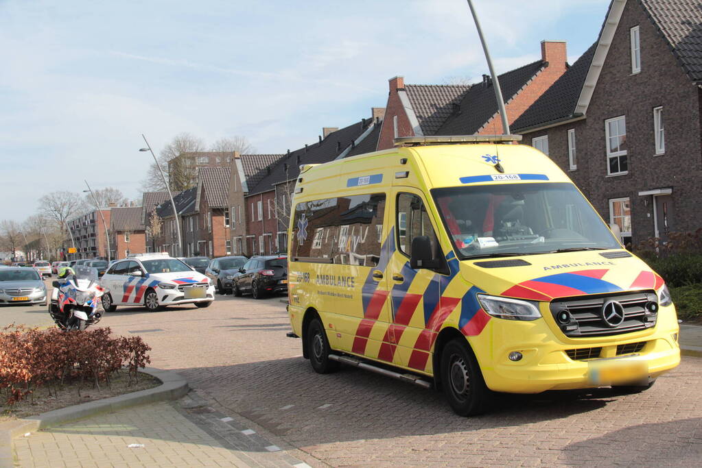 Motorrijder hard ten val in woonwijk