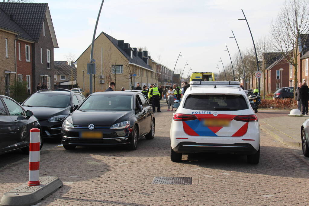 Motorrijder hard ten val in woonwijk