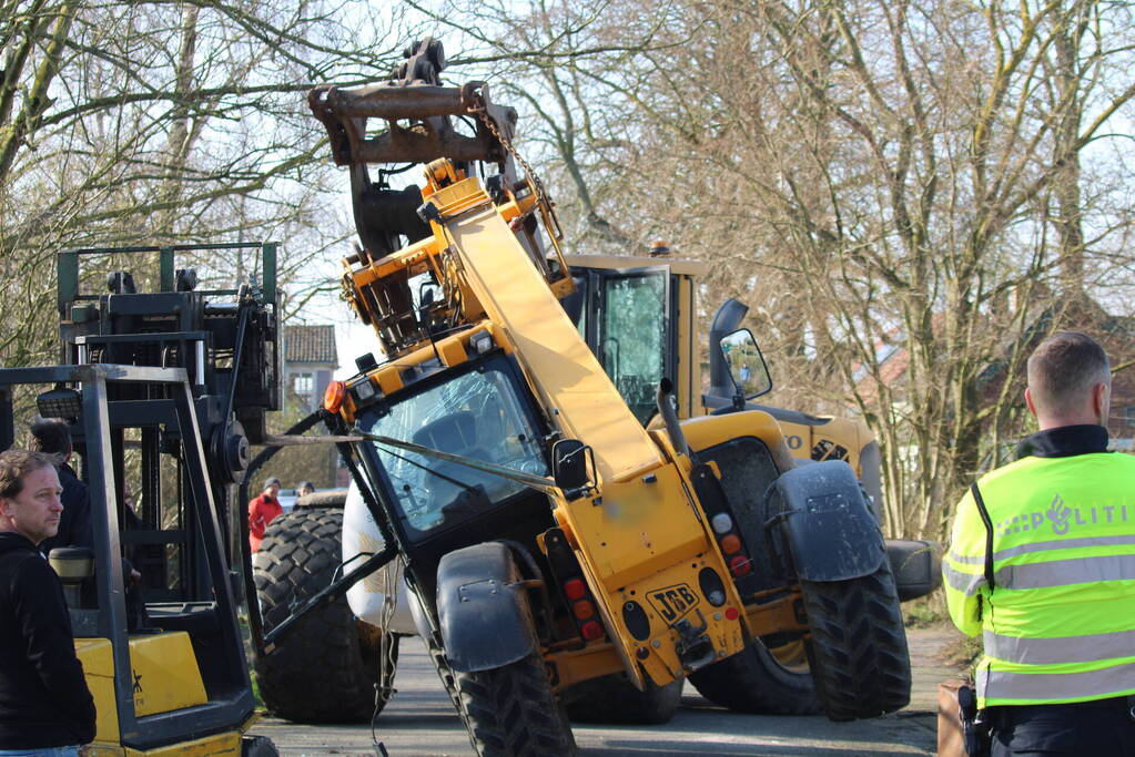 Graafmachine op z'n kant terechtgekomen