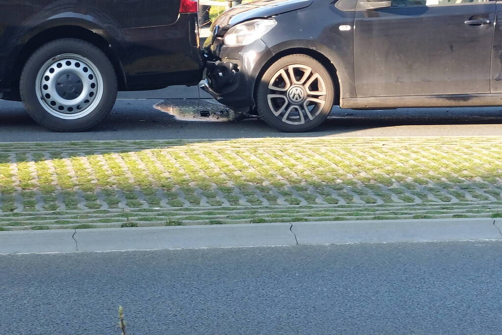 Meerdere voertuigen beschadigd na kop-staart aanrijding