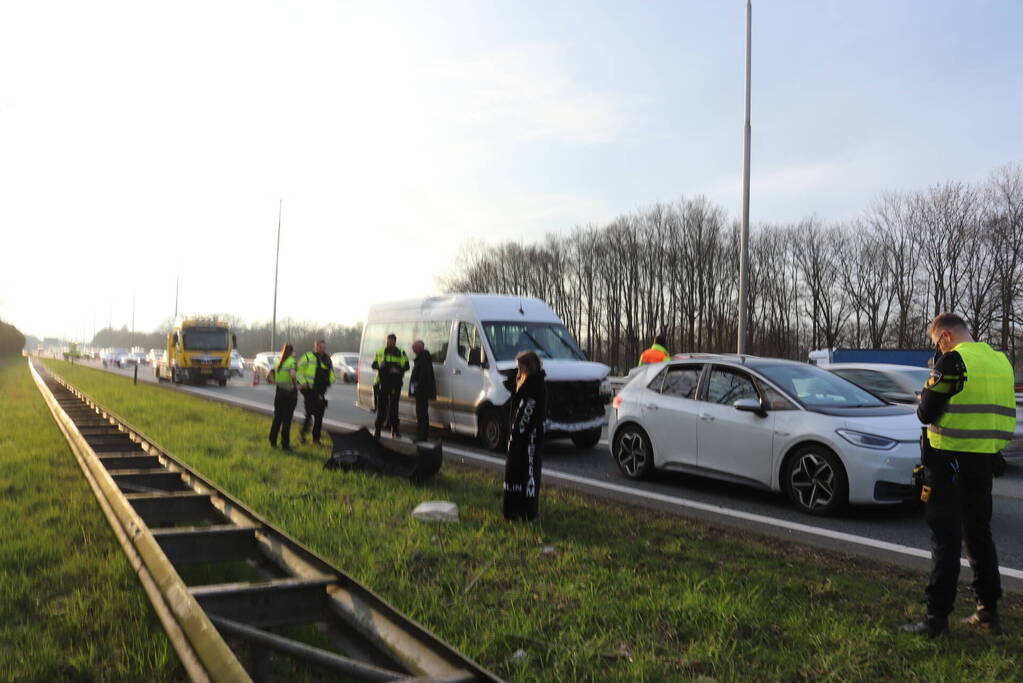 Veel schade bij ongeval tussen twee voertuigen