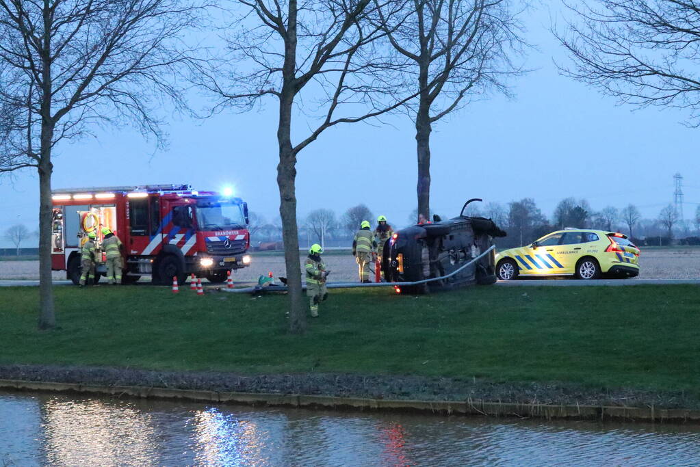 Personenauto belandt op zijn zijkant na ongeval