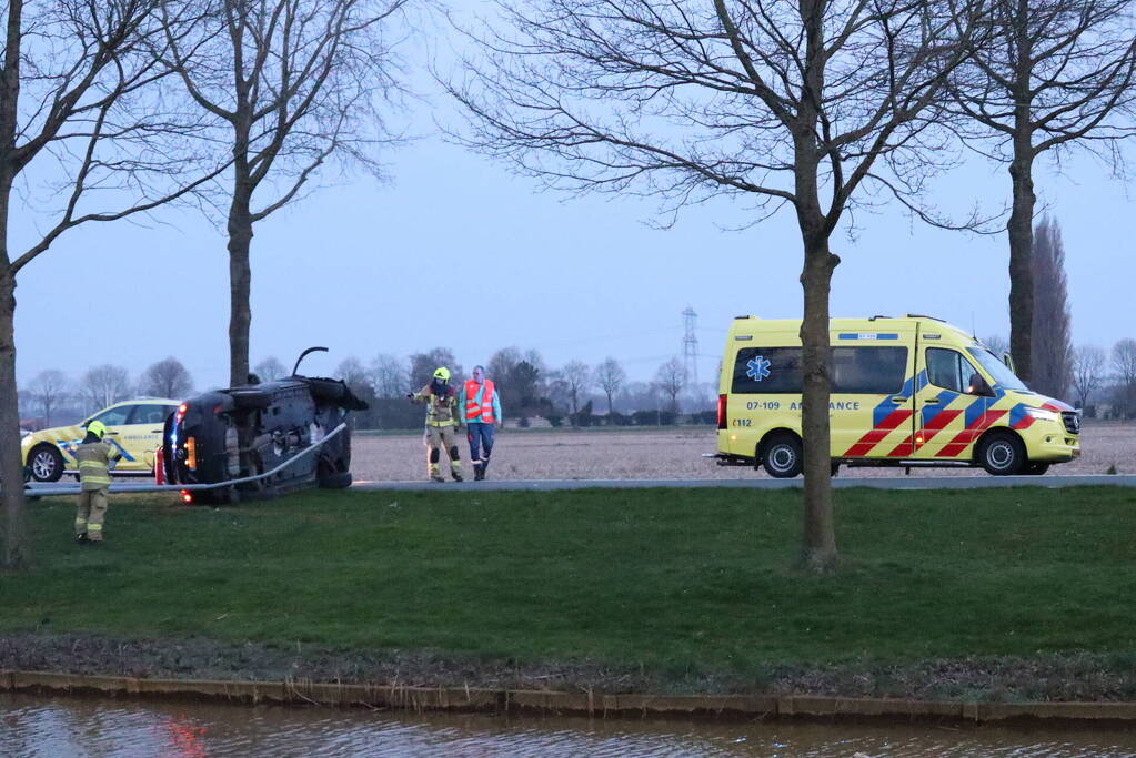 Personenauto belandt op zijn zijkant na ongeval