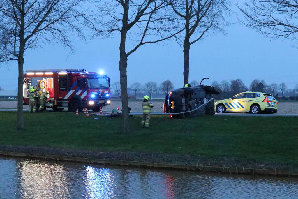 Personenauto belandt op zijn zijkant na ongeval