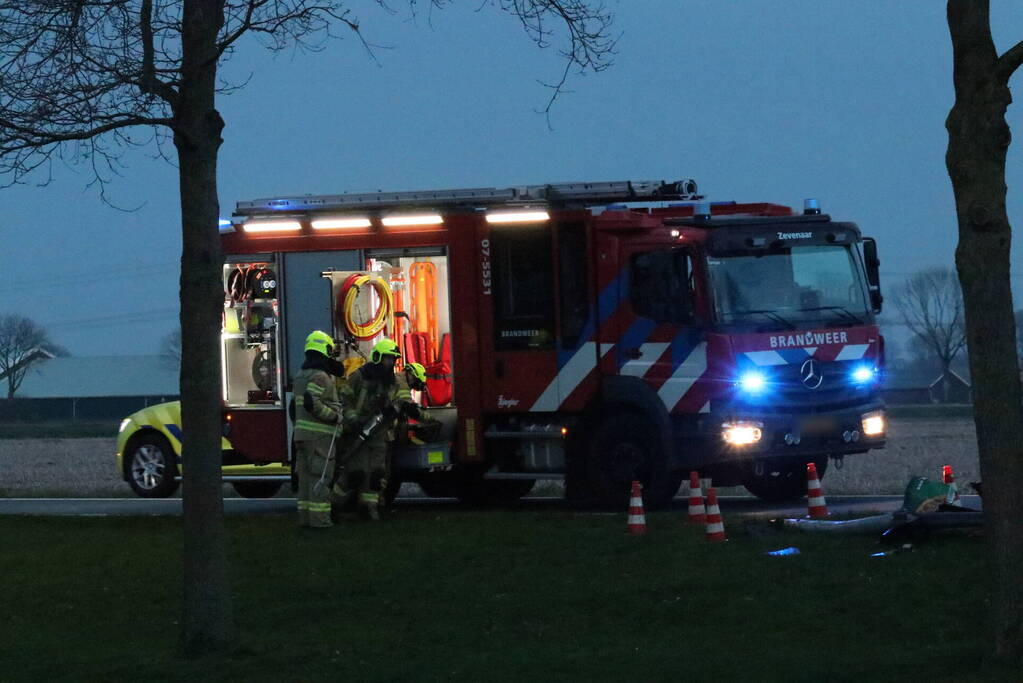 Personenauto belandt op zijn zijkant na ongeval