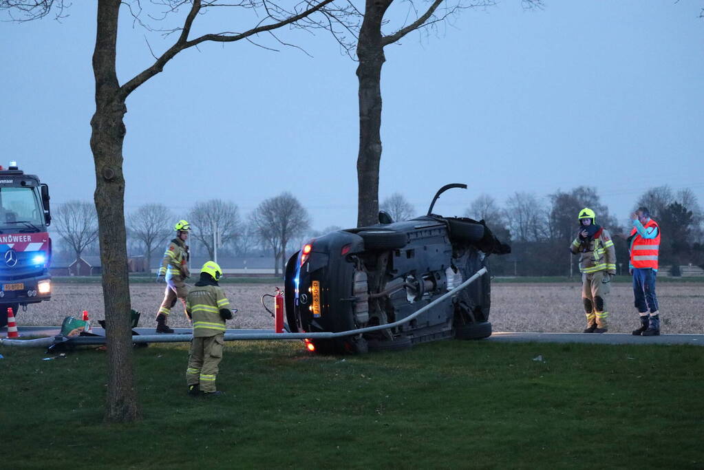 Personenauto belandt op zijn zijkant na ongeval