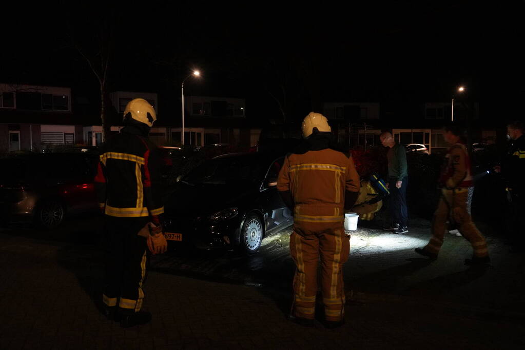 Geparkeerde auto vliegt in brand