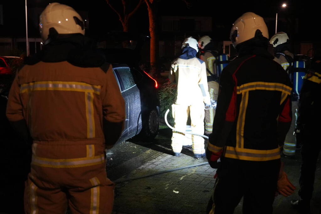 Geparkeerde auto vliegt in brand