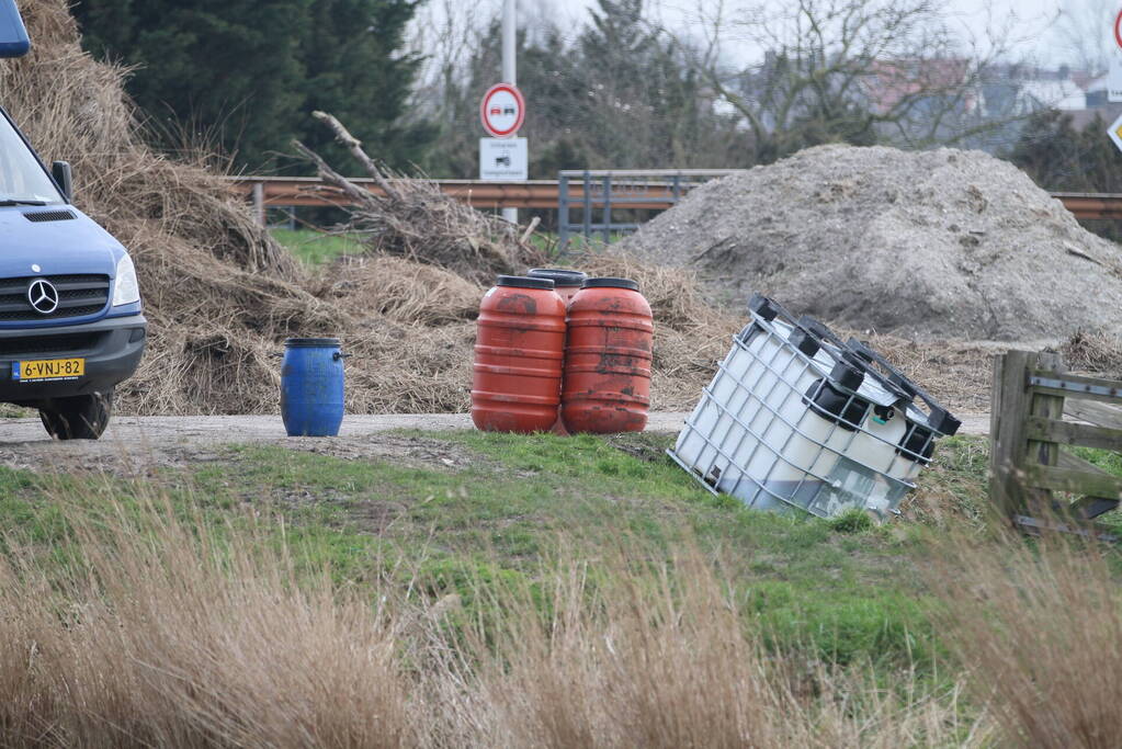 Onderzoek naar gedumpte vaten met mogelijk drugsafval