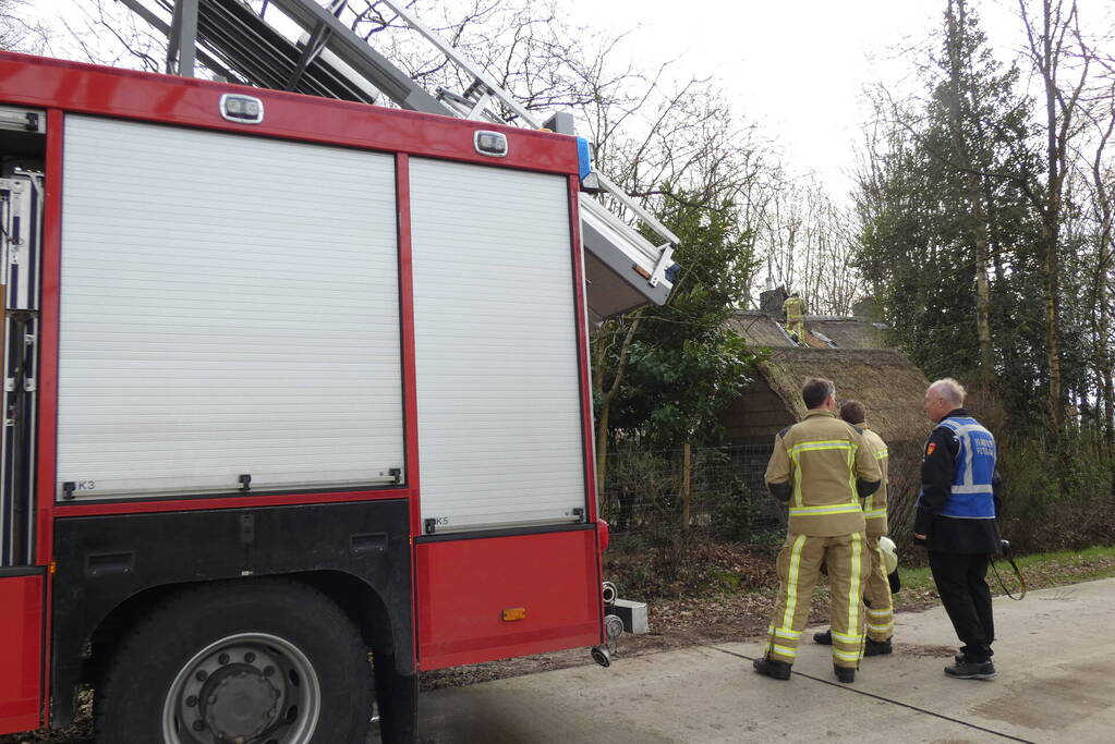 Brand in schoorsteen verwoest rietendak