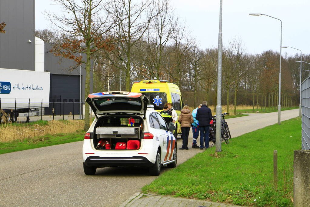 Groep fietsers ten val