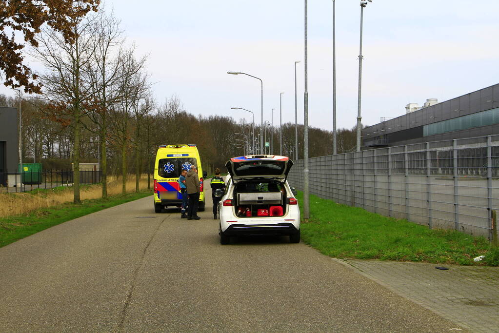 Groep fietsers ten val