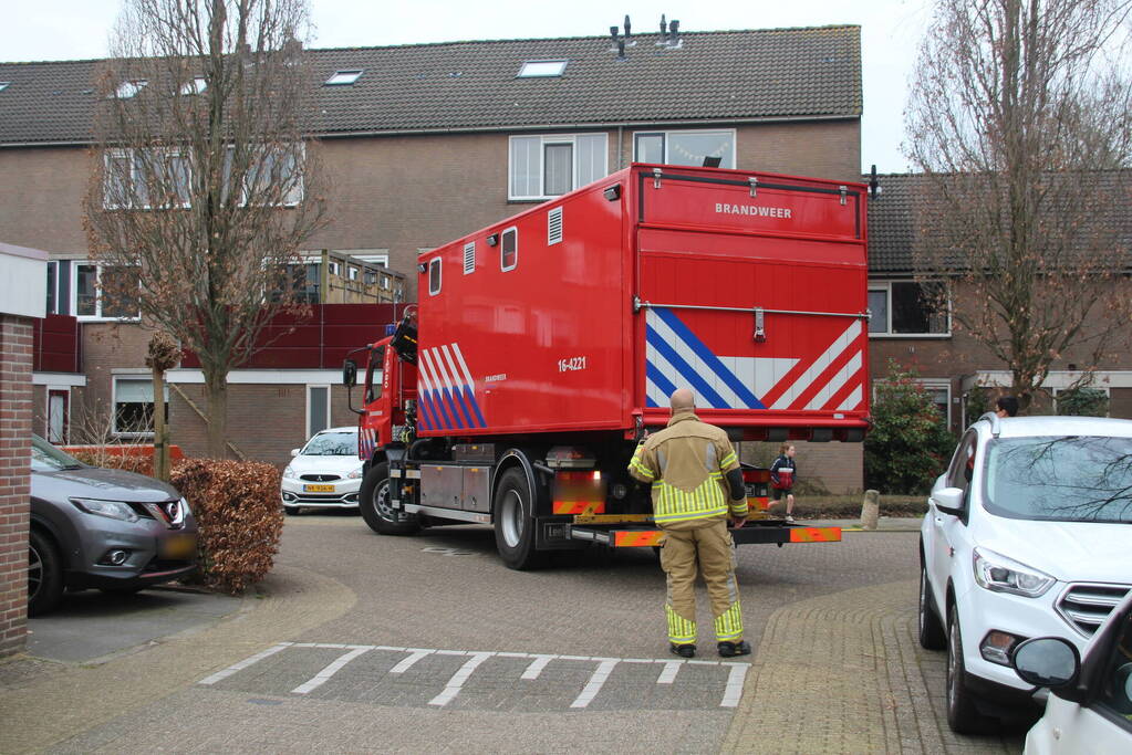 Spuitbus met industriële lijm ontploft