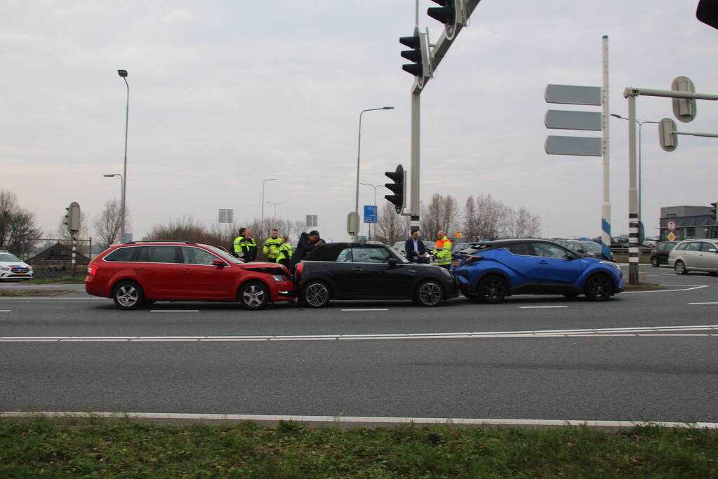 Twee voertuigen afgesleept na kop-staartaanrijding