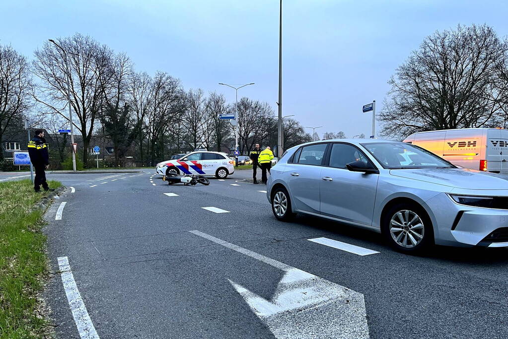 Motorrijder gewond bij botsing met auto