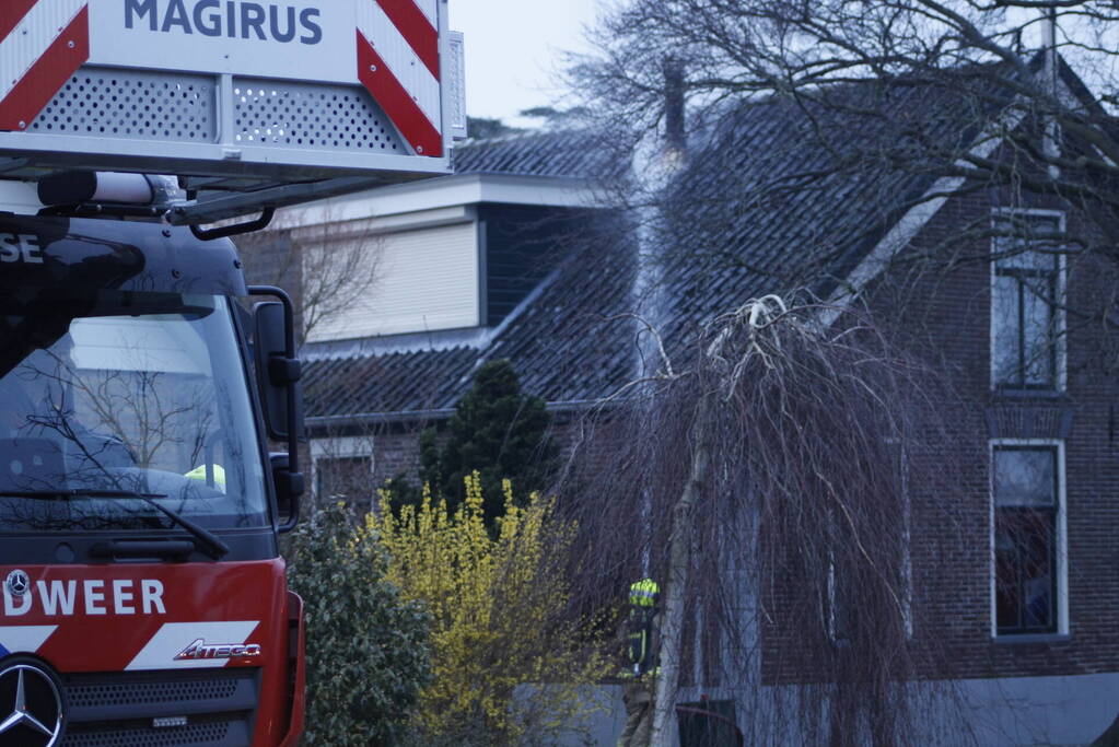 Brand in dak van woning