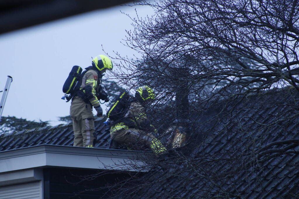 Brand in dak van woning