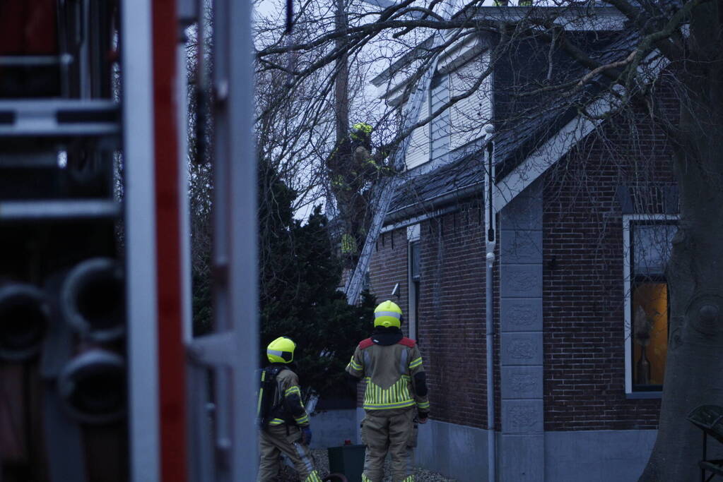 Brand in dak van woning