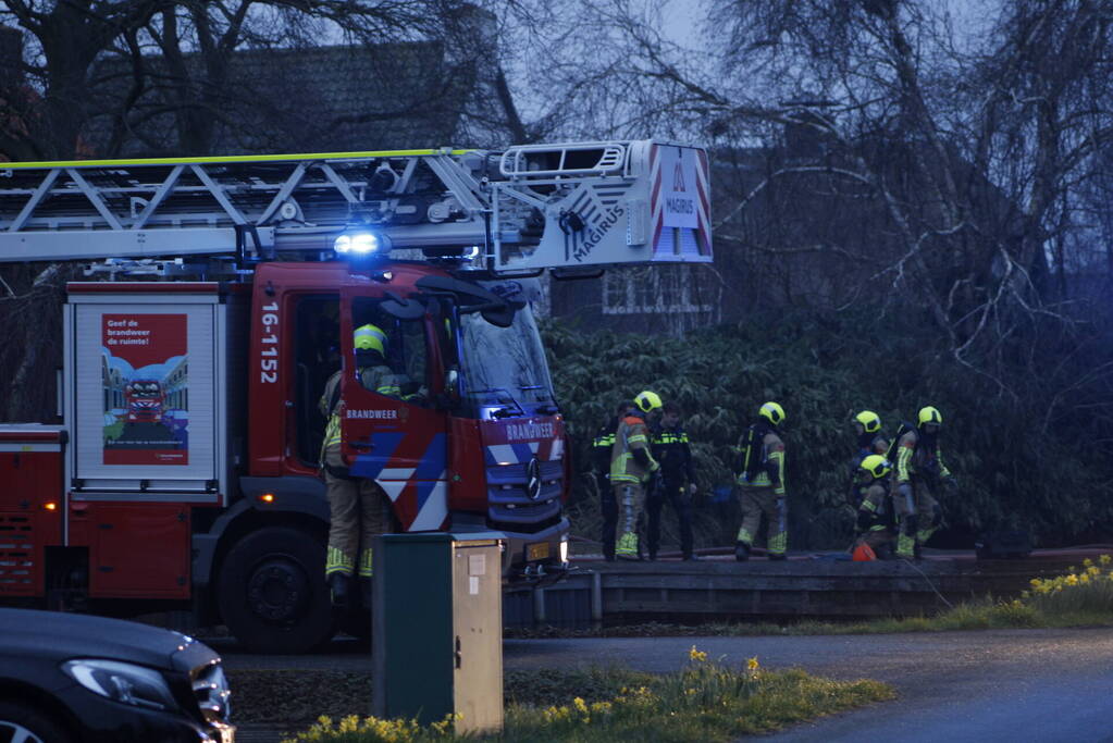 Brand in dak van woning