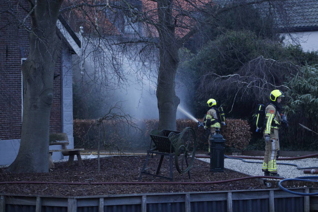 Brand in dak van woning