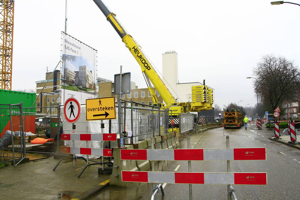 Weg afgesloten vanwege opbouw torenkraan voor nieuwbouw ziekenhuis