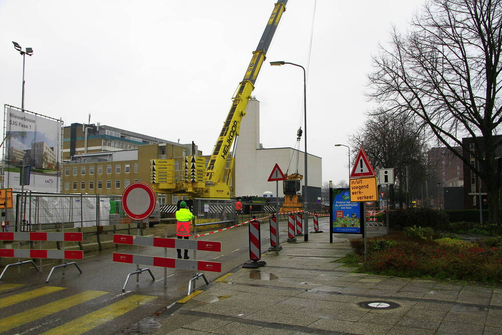 Weg afgesloten vanwege opbouw torenkraan voor nieuwbouw ziekenhuis