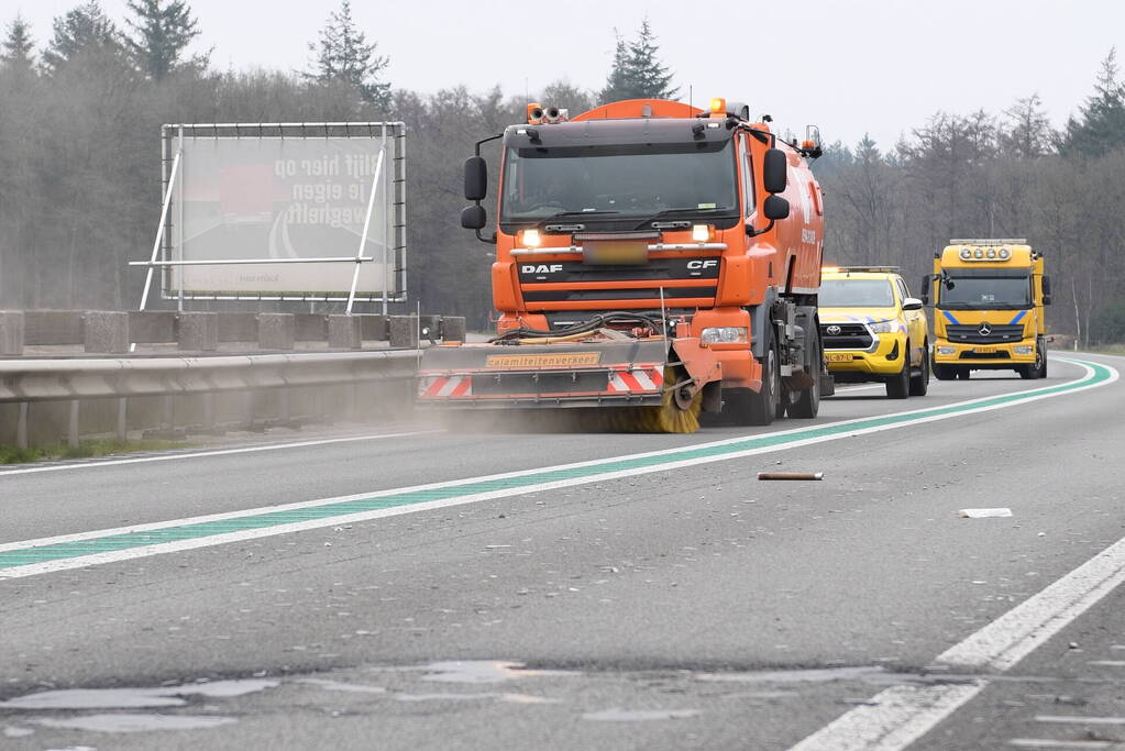 Meerdere auto's met lekke banden vanwege afgevallen lading