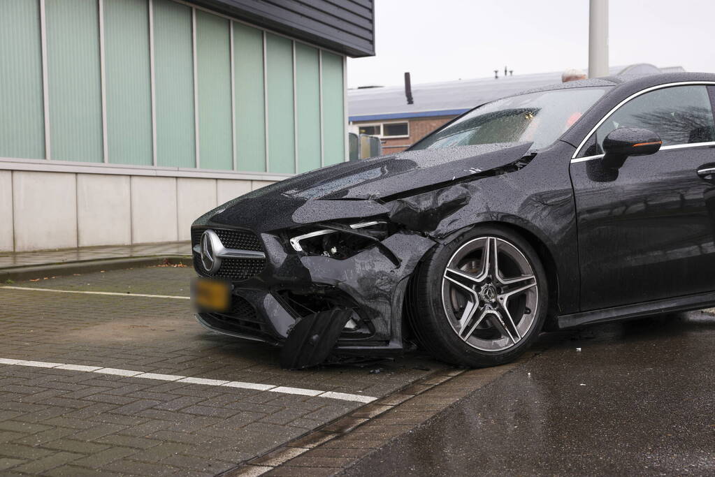 Auto's fiks beschadigd bij botsing