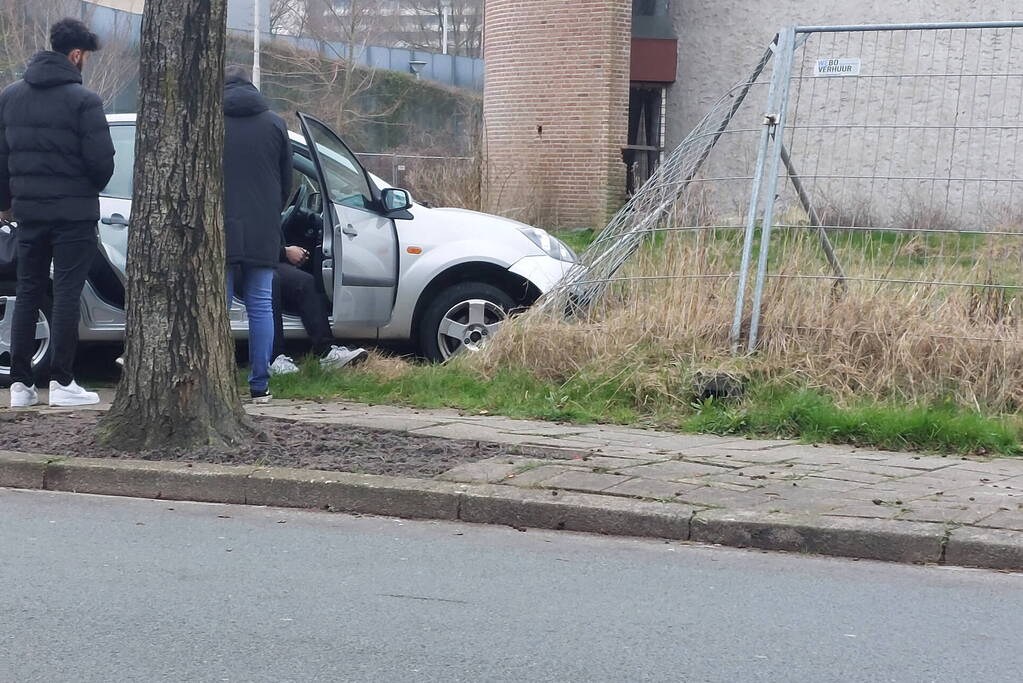 Automobilist rijdt door hek