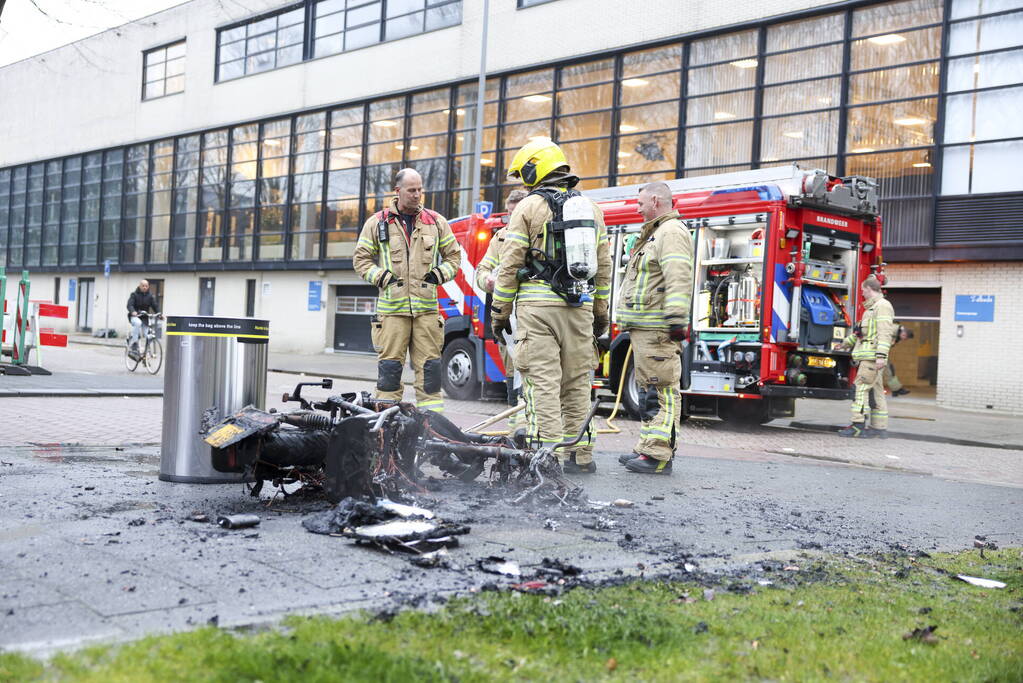 Deelscooter volledig verwoest door brand