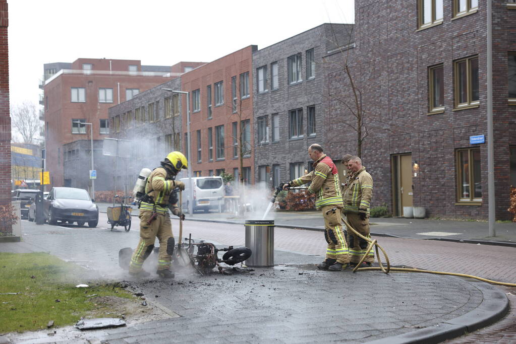 Deelscooter volledig verwoest door brand