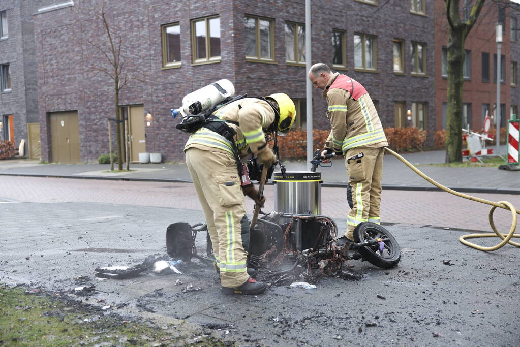 Deelscooter volledig verwoest door brand