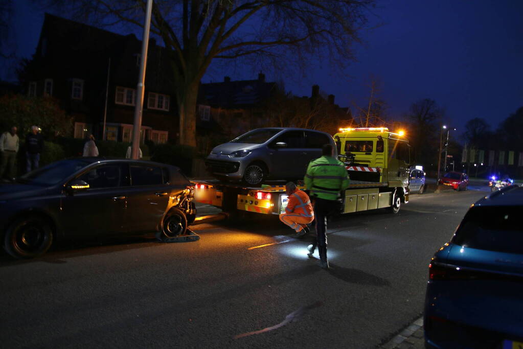 Automobilist botst op geparkeerde auto