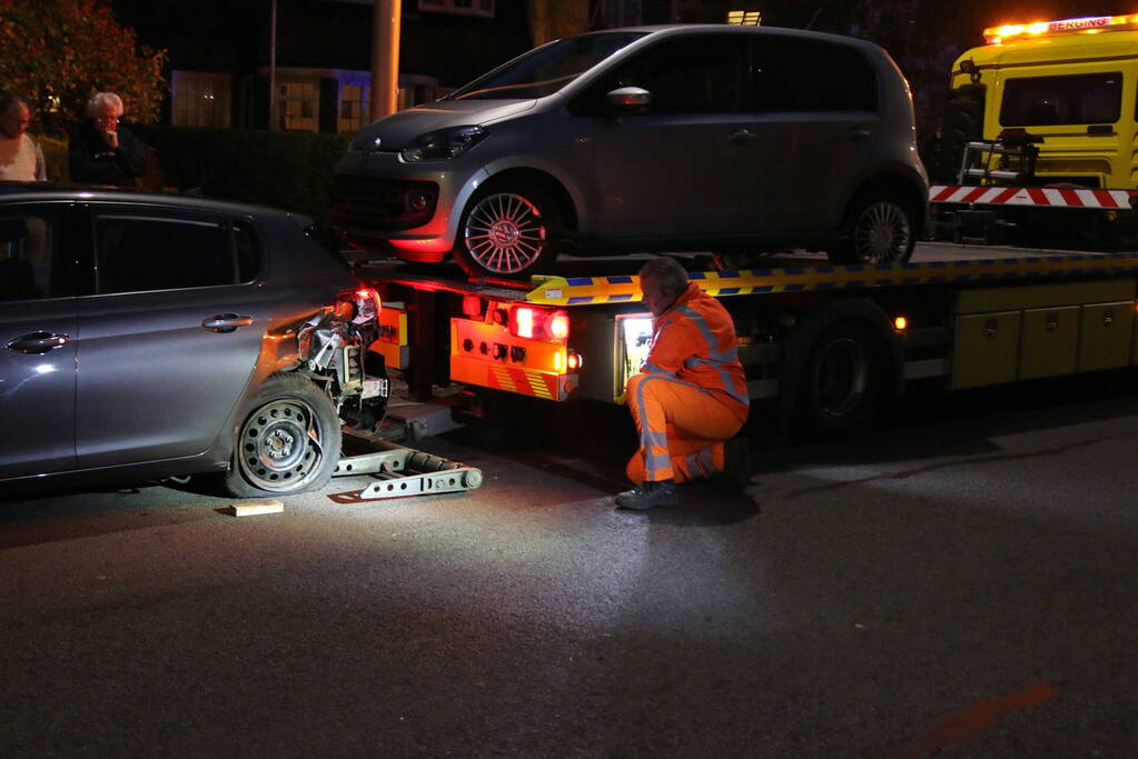 Automobilist botst op geparkeerde auto