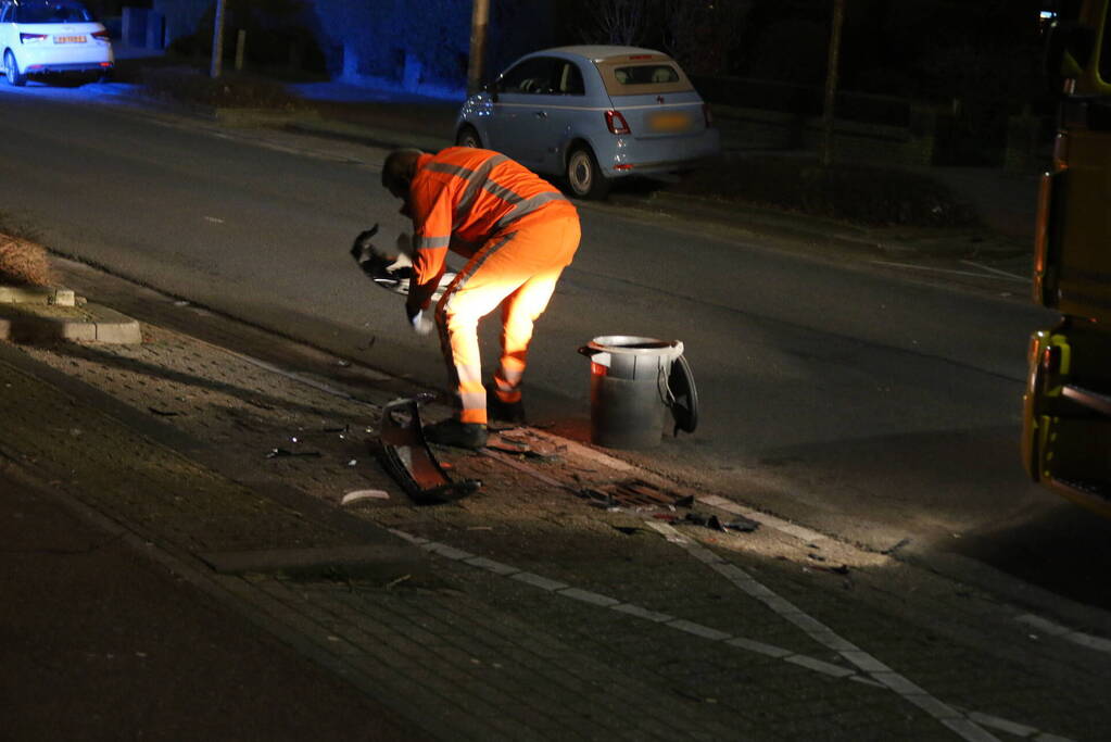 Automobilist botst op geparkeerde auto