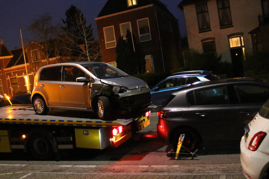 Automobilist botst op geparkeerde auto