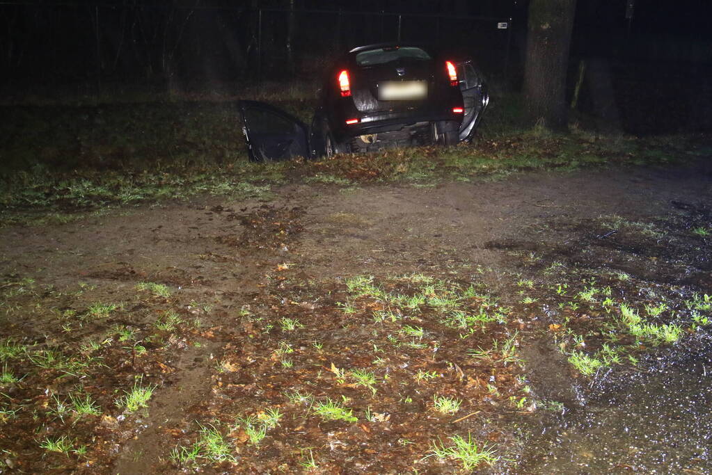 Automobilist verliest macht over stuur en belandt in sloot