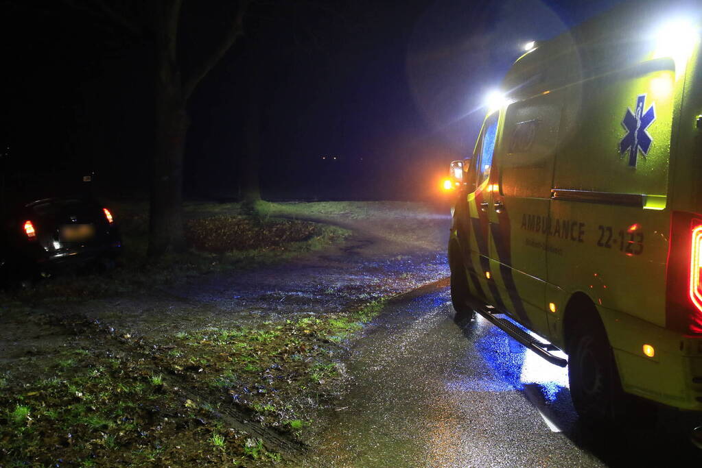 Automobilist verliest macht over stuur en belandt in sloot