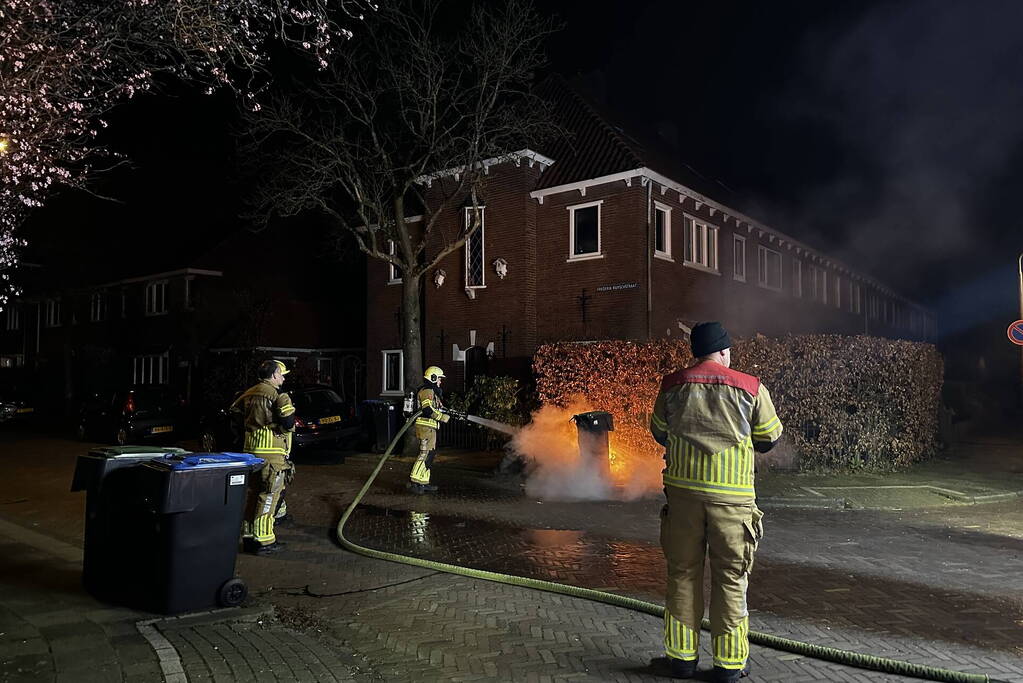 Brandweer blust brandende kliko's