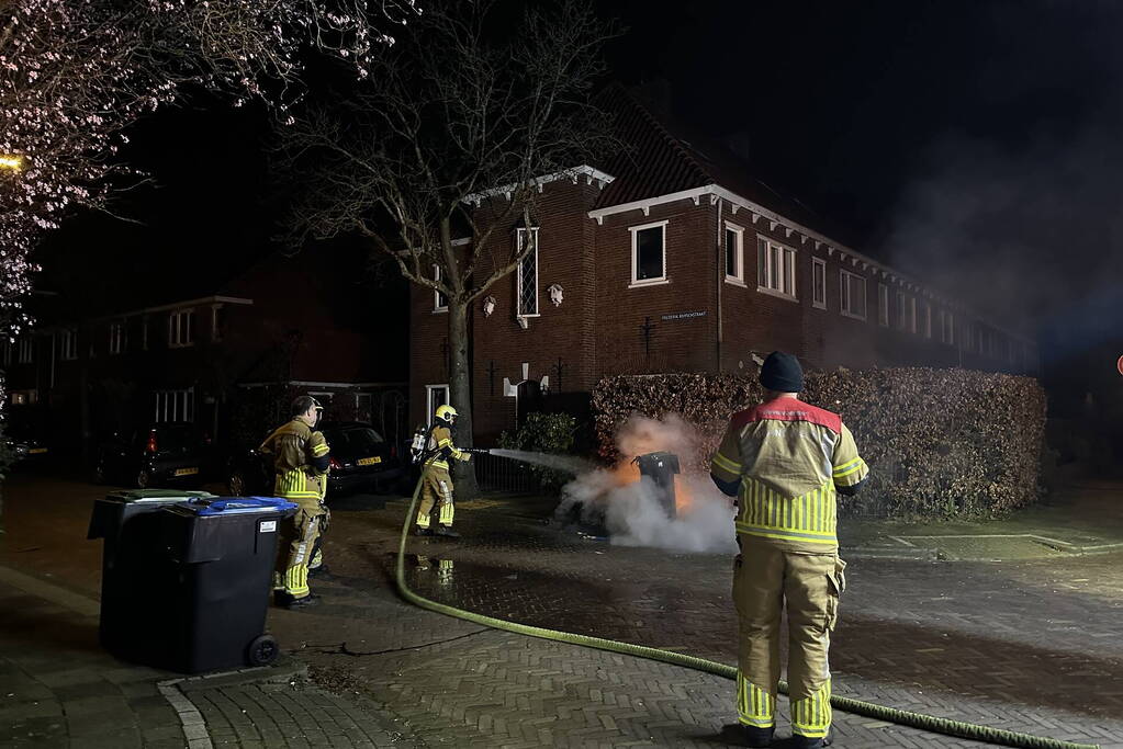 Brandweer blust brandende kliko's