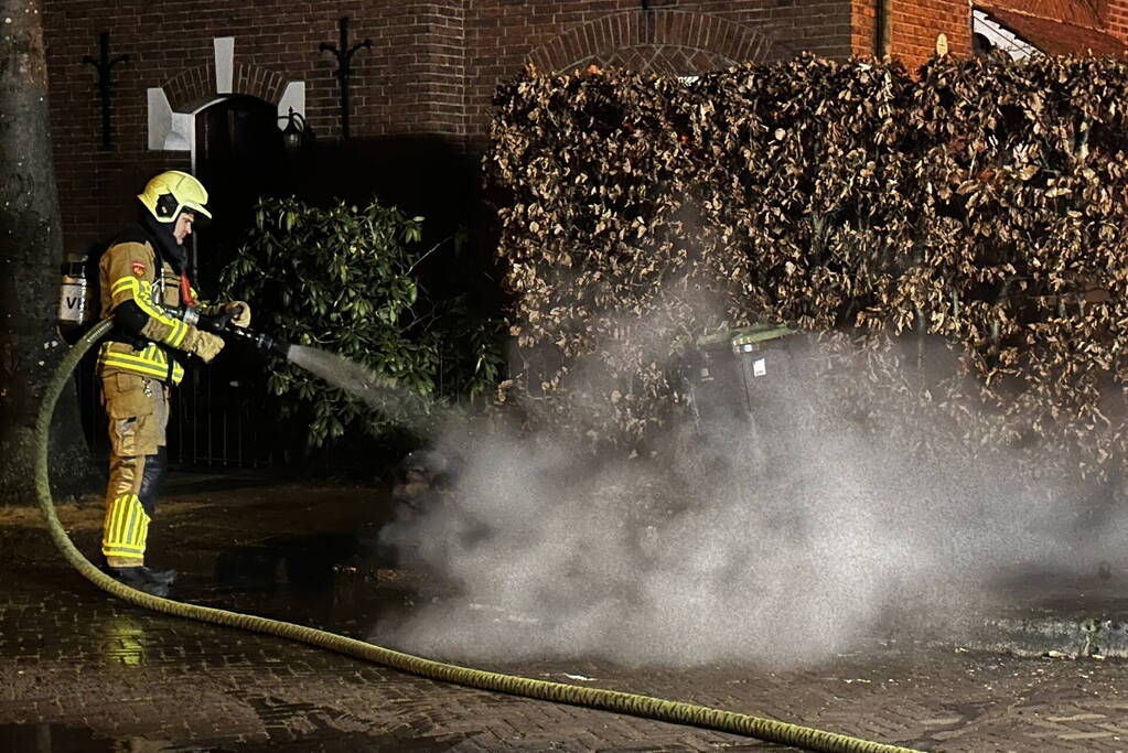 Brandweer blust brandende kliko's