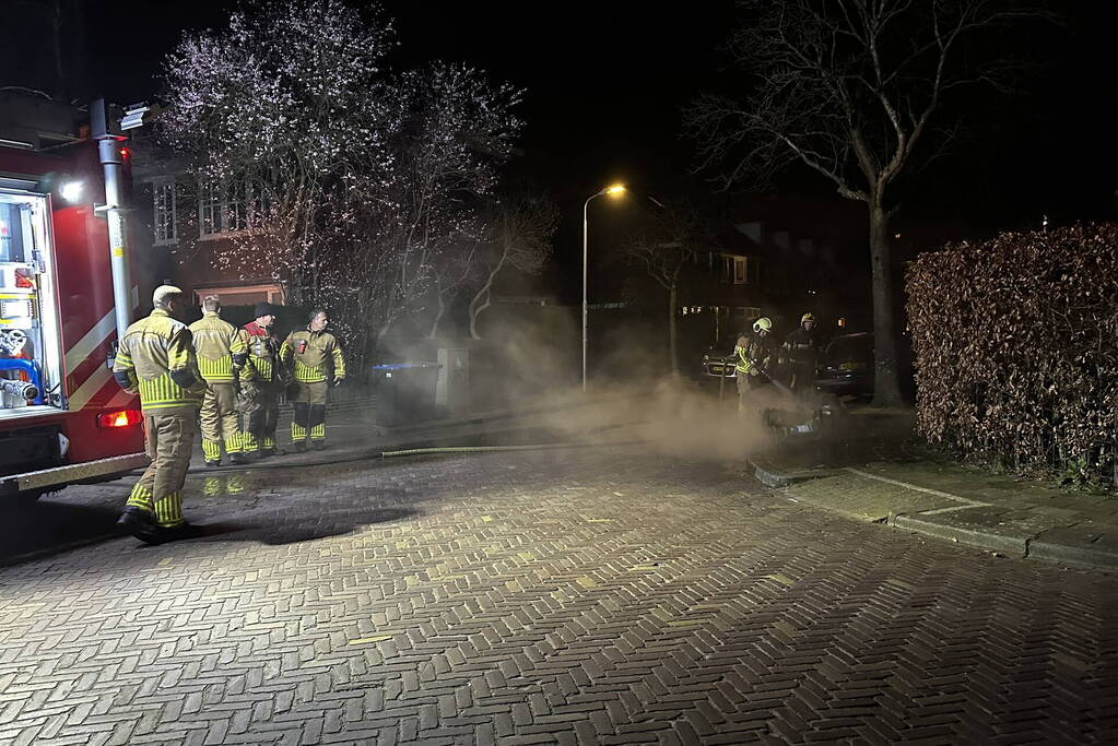 Brandweer blust brandende kliko's