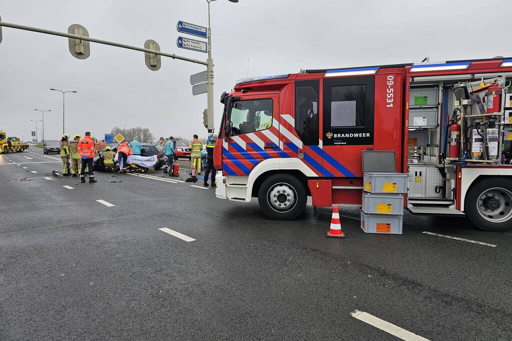 Persoon bekneld na verkeersongeval