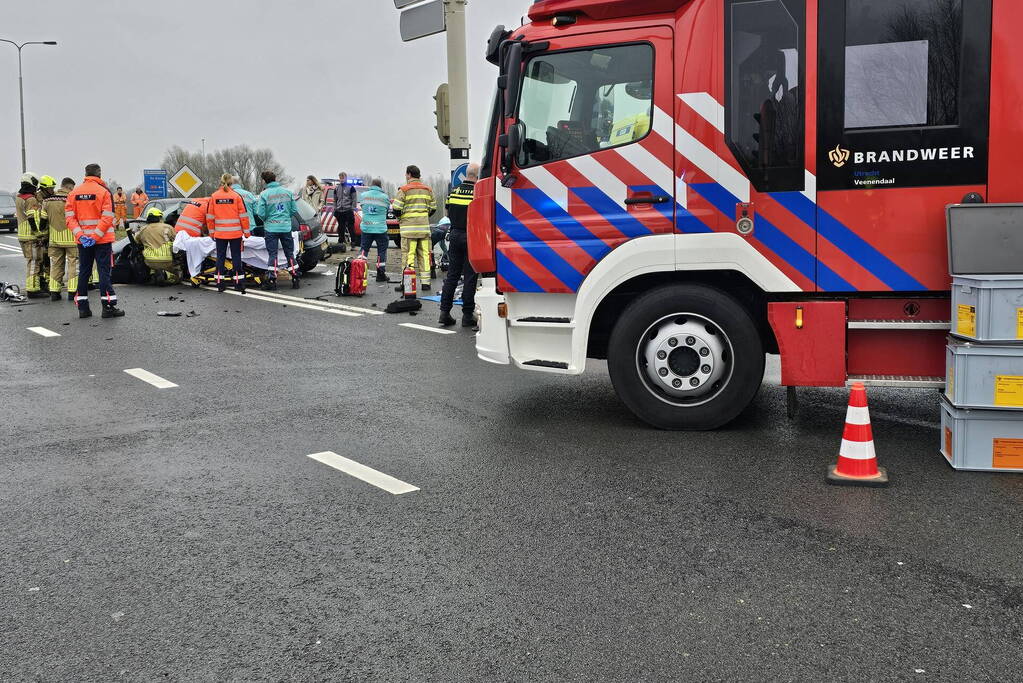 Persoon bekneld na verkeersongeval