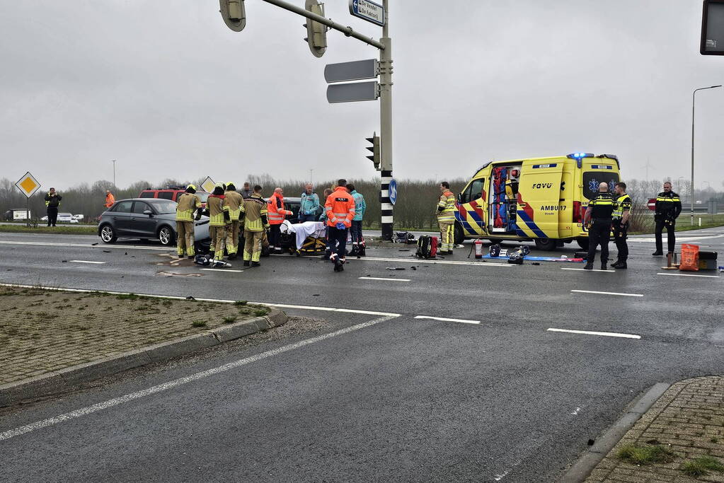 Persoon bekneld na verkeersongeval