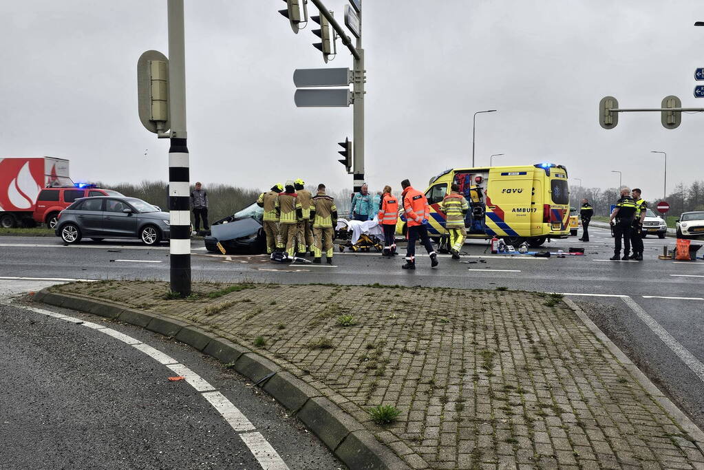 Persoon bekneld na verkeersongeval